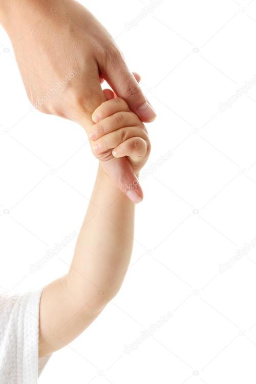 宝宝只手握住母亲的手指