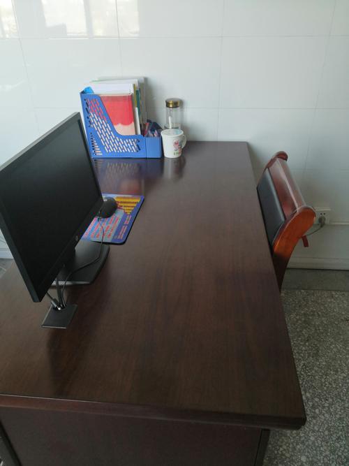 孙红艳老师的办公桌,一尘不染,物品摆放整齐,点赞!