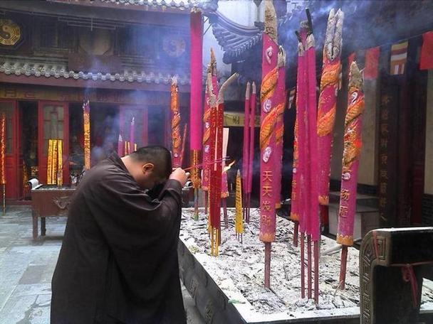 去寺庙里烧香,为何禁止游客对佛像拍照?背后藏着这些原因