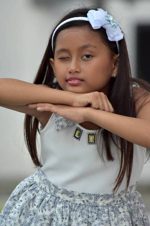 菲律宾女孩穿着裙子眨眼