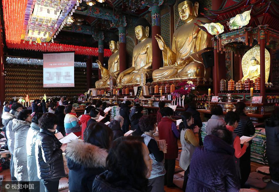 韩国高考推迟 考生家长再赴寺庙拜神求佛