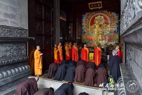 7月5日下午,大佛禅院隆重举行了水陆法会熏坛洒净仪式,百余位法师搭衣