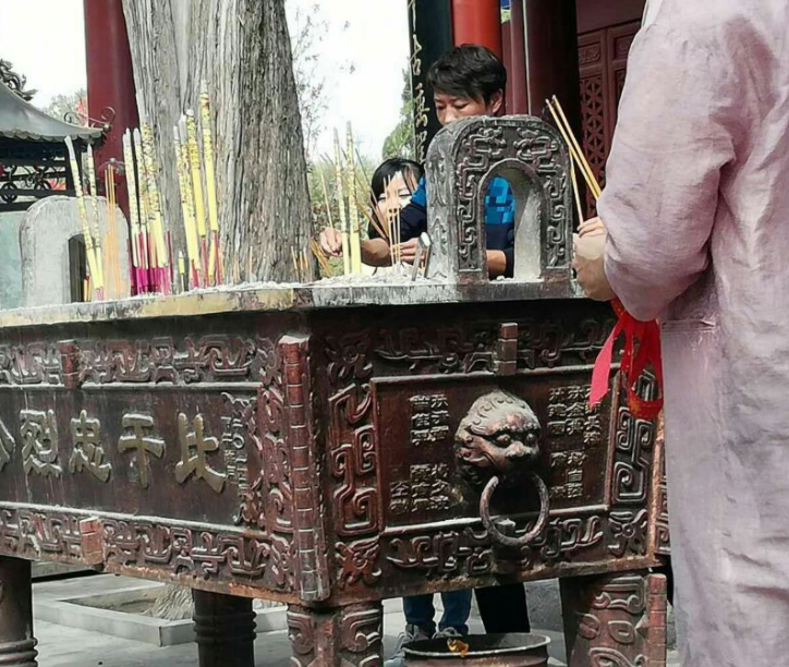 游客在庙内上香,香火虽然没有嵩山少林寺的鼎盛,但是也代表着后人对比