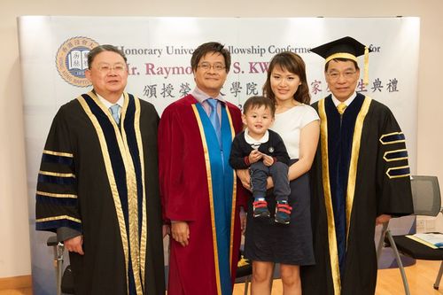 郭先生于2023年获香港浸会大学颁授荣誉大学院士郭钟宝芬慈善基金代表