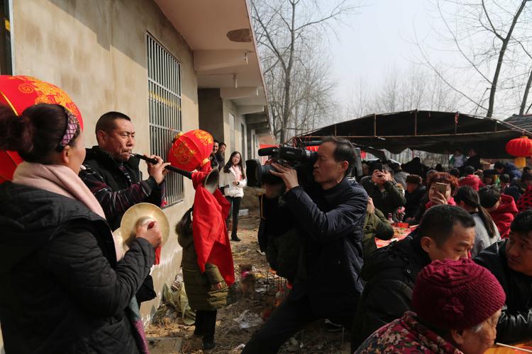 今年除夕,安徽省阜阳市广播电视台记者高思杰在颍上县拍摄喜迁新居的