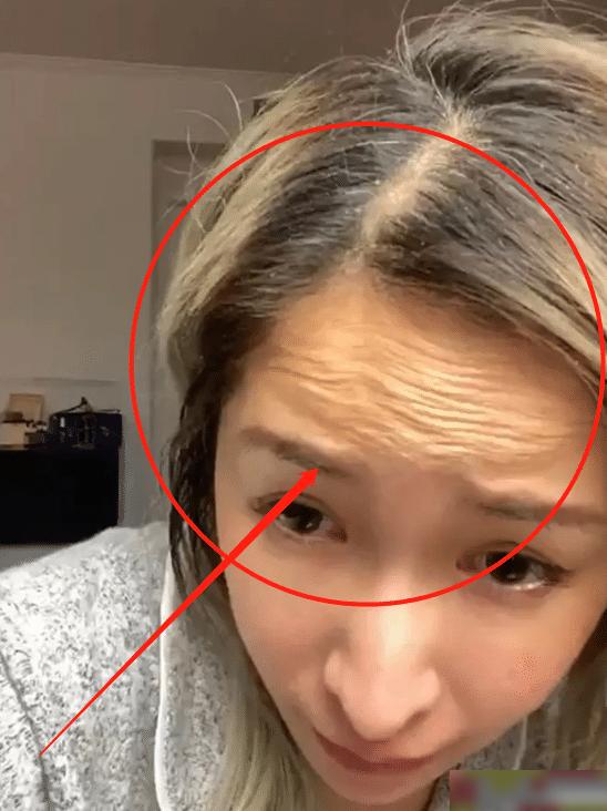 萧亚轩卸妆后开视频,看到她的抬头纹,终于相信她有41岁了